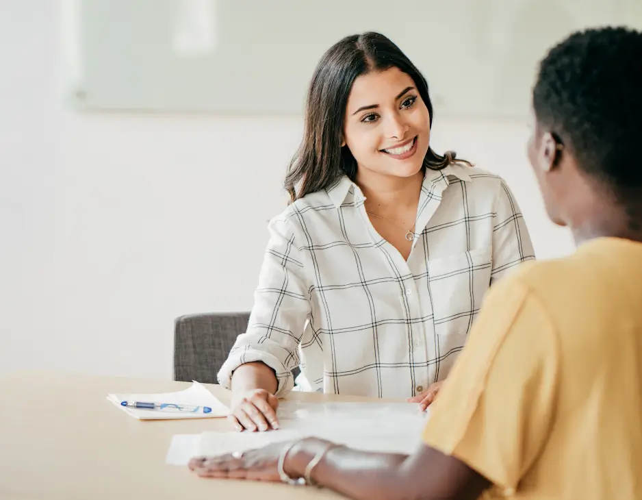 Un collaborateur échange avec son manager lors de l'entretien annuel