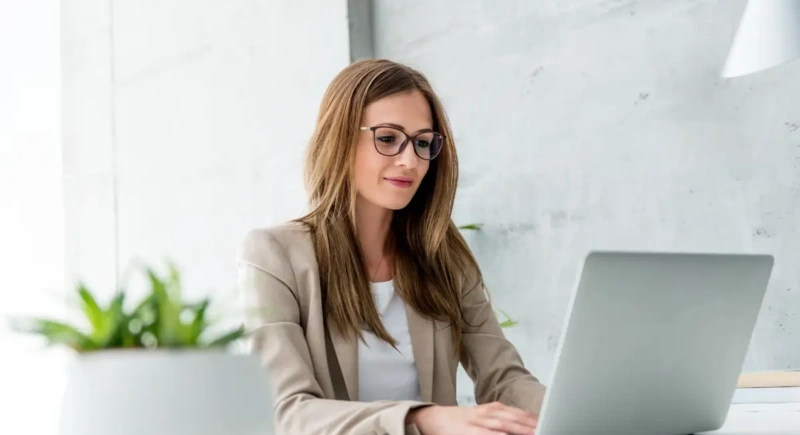 Femme travaillant sur un LMS