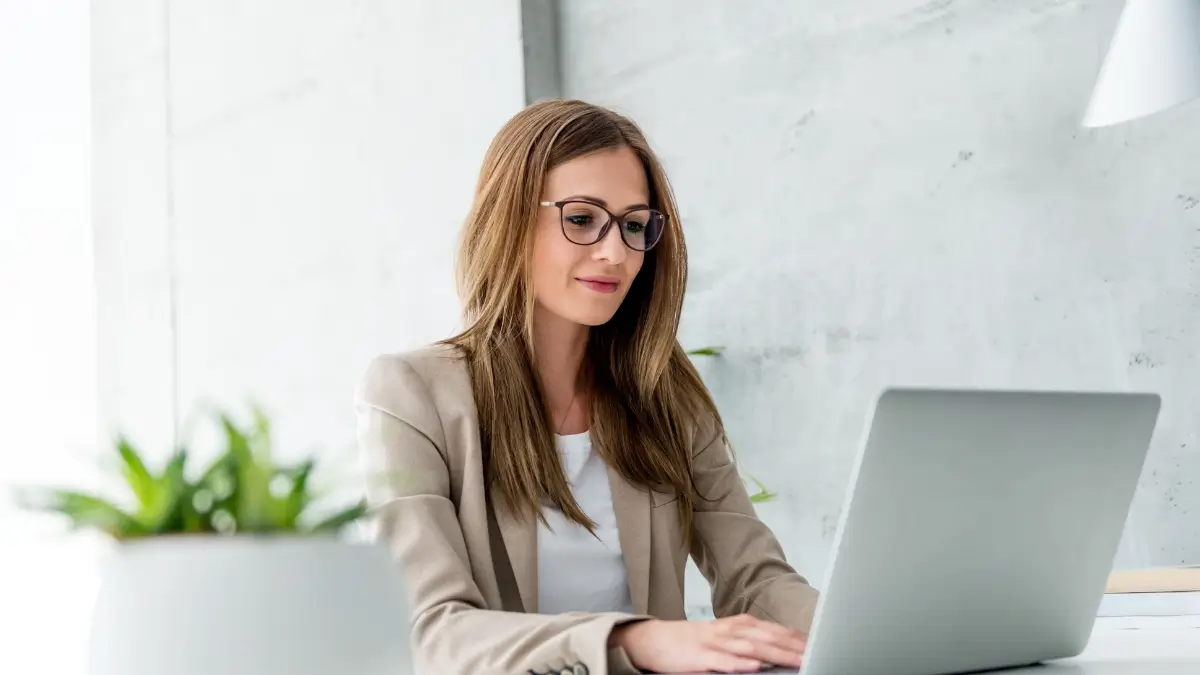 Femme travaillant sur un LMS