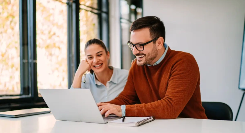Deux personnes dans un entretien annuel d’évaluation