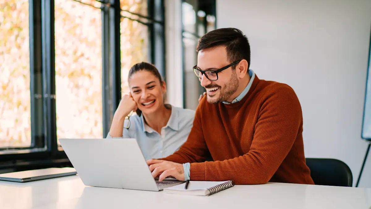 Deux personnes dans un entretien annuel d’évaluation