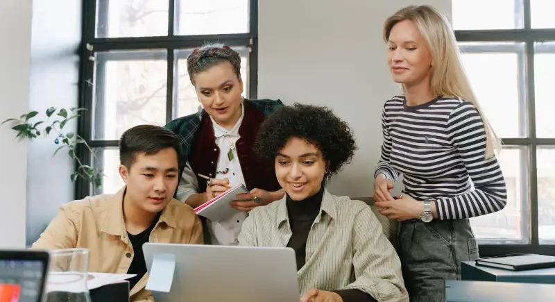 Un groupe de personnes travaillant ensemble