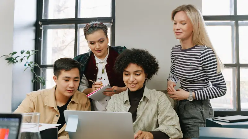 Un groupe de personnes travaillant ensemble